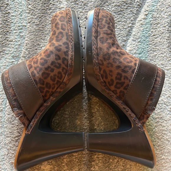 Woman’s Sofft choc leopard heels - Picture 5 of 6